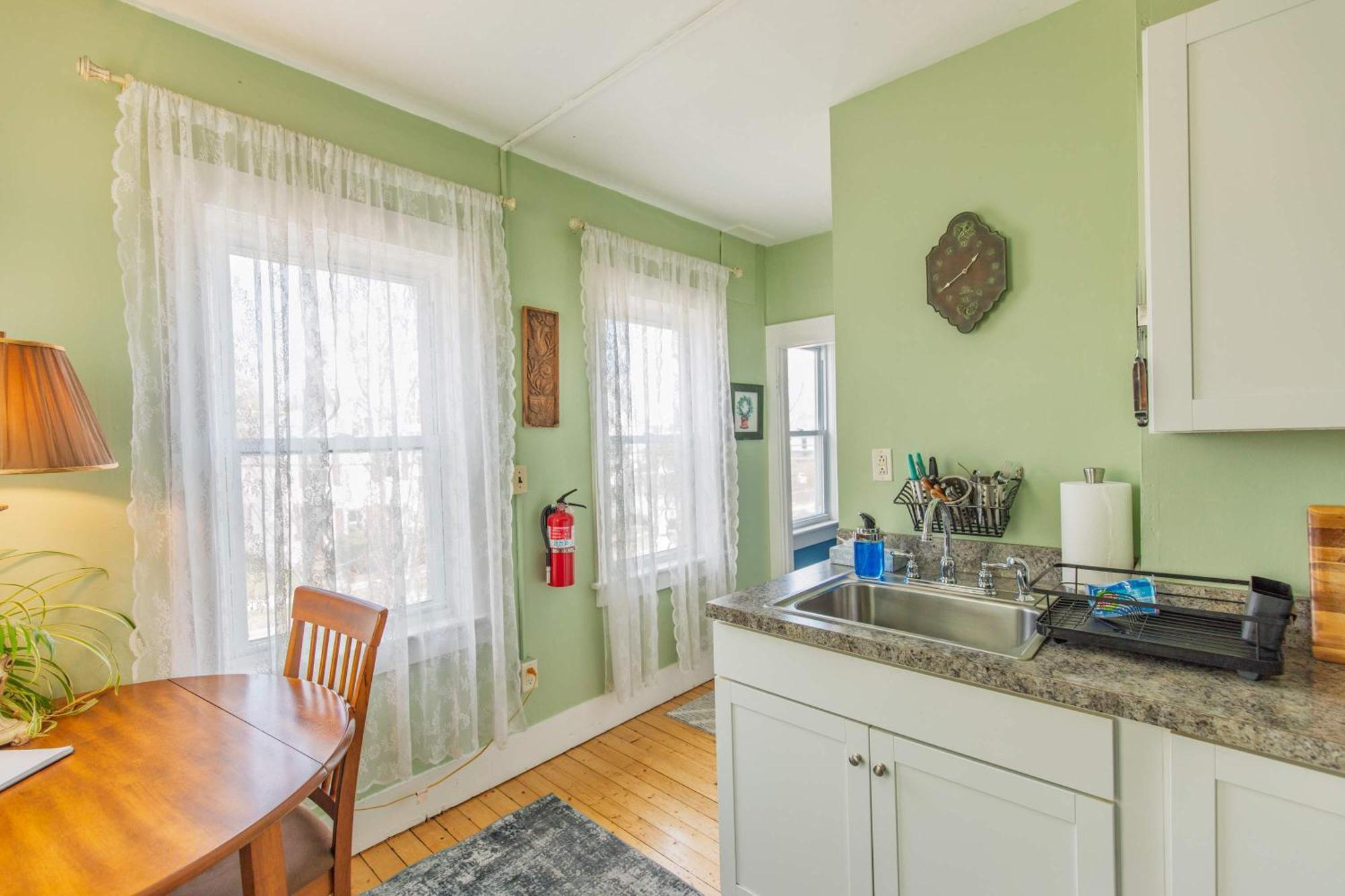 Centrally Located With Lake Views Burlington Exterior photo